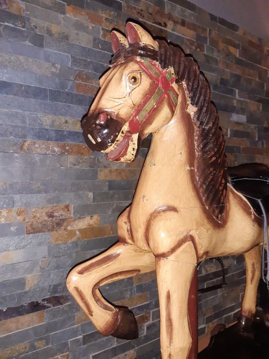 Stary drewniany koń na biegunach.