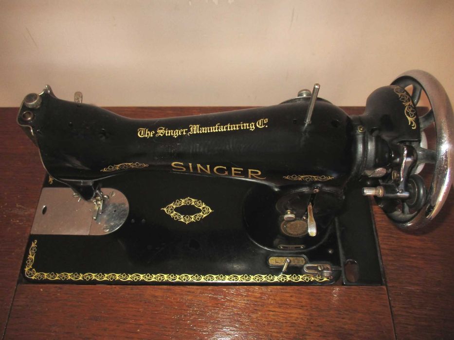 Máquina de Costura Singer 15K Com Móvel de Pedal com Acessórios