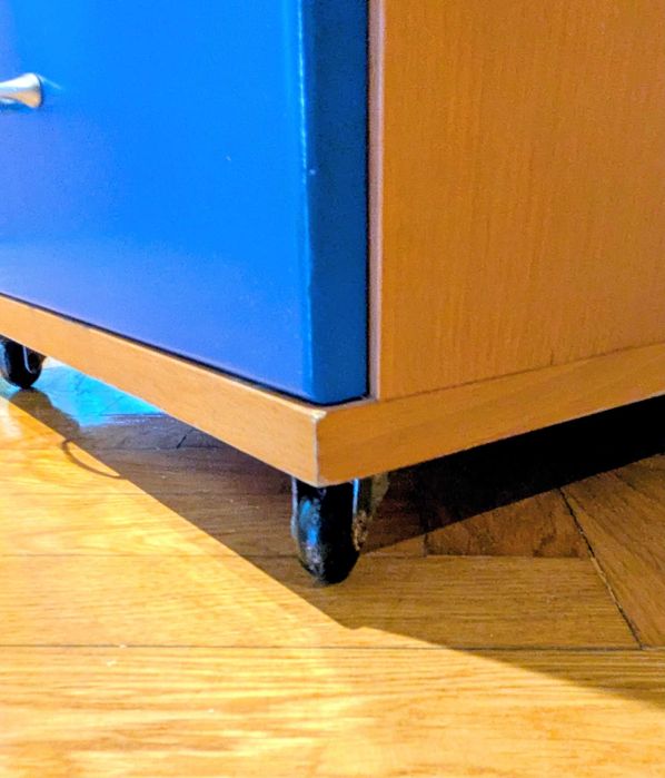 Mesinha de cabeceira com gavetas "lacadas a azul"