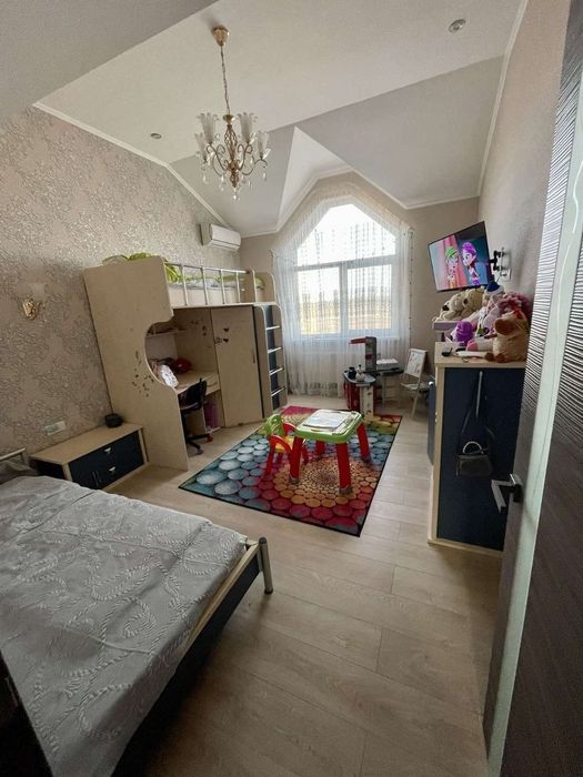 Трёхкомнатная квартира , два уровня 98000 уе.