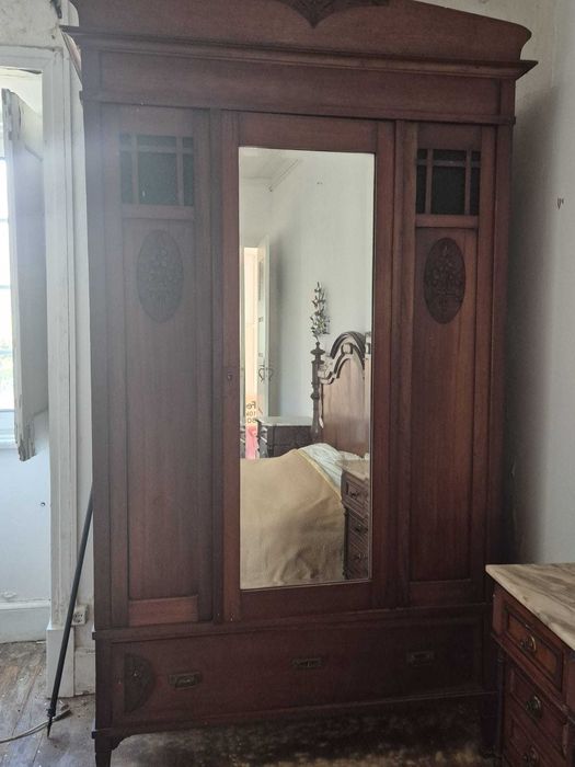 Roupeiro antigo em madeira com espelho