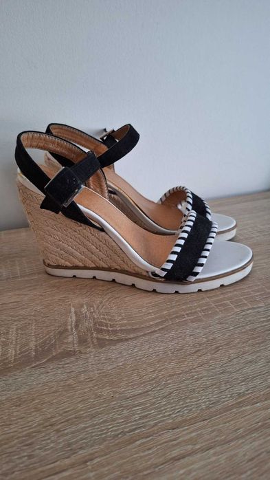 Sandałki na koturnie czarne zamszowe 38