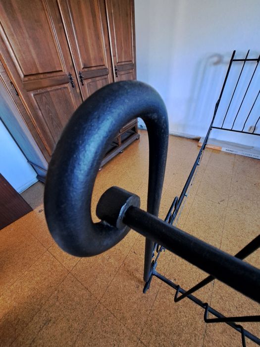 Cama centenária em ferro forjado á mão