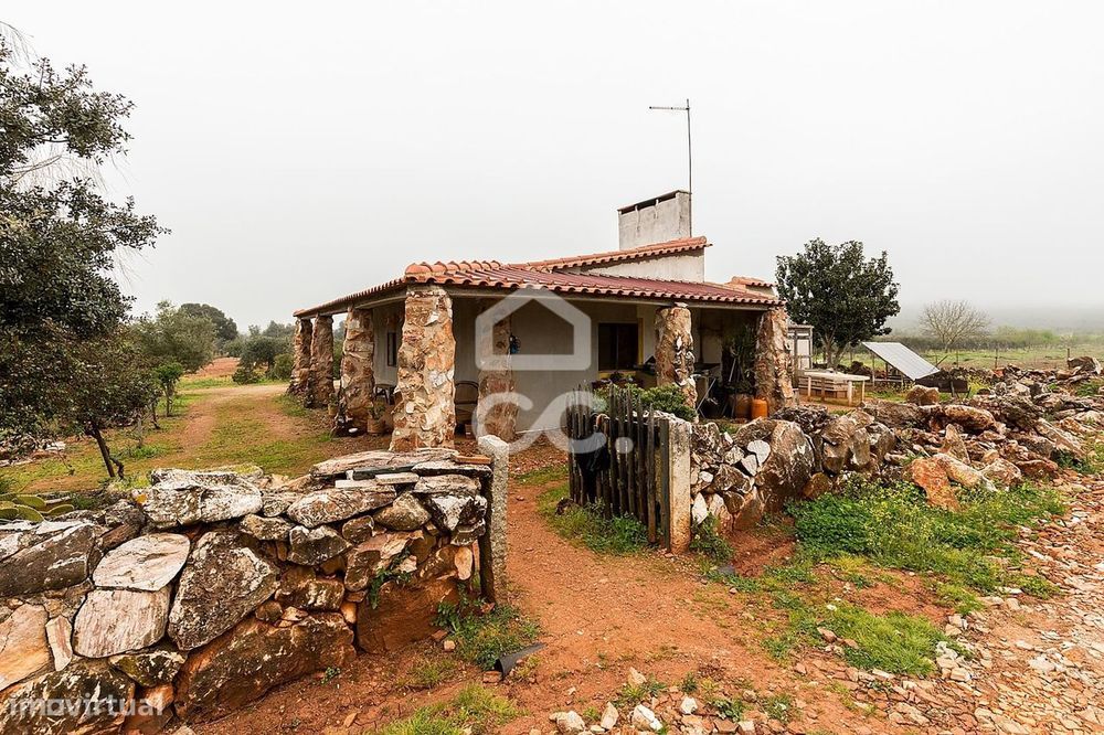 Quinta com 7,4 ha c/ Moradia em Renovação e Infraestruturas Agrícolas