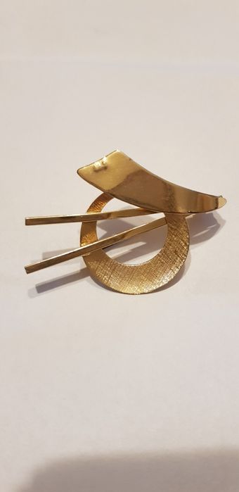 Piękna i unikatowa broszka w kolorze złotym .