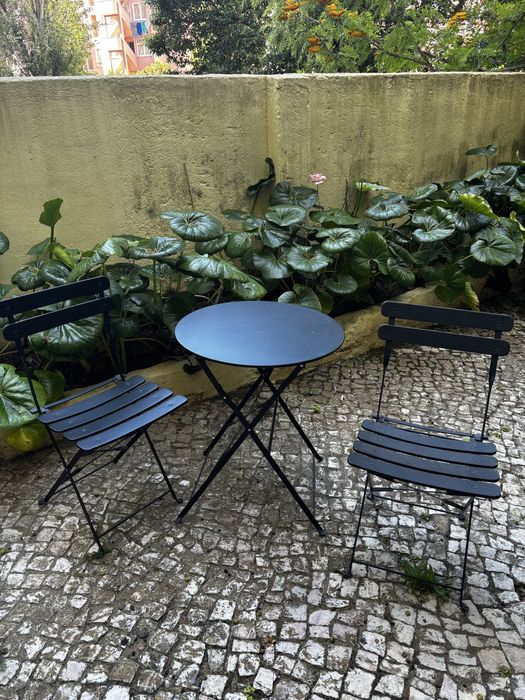 Vendo conjunto de mesa metálica e duas cadeiras, quase novas