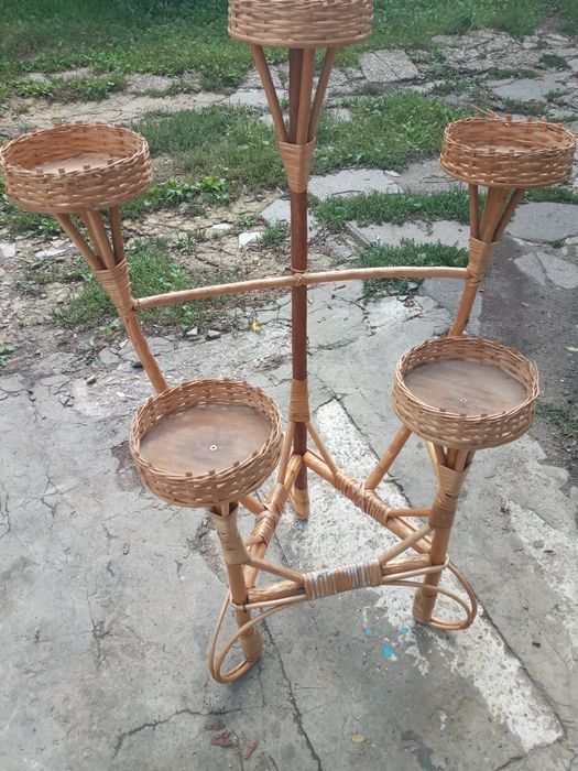 Ротанговая подставка для цветов.