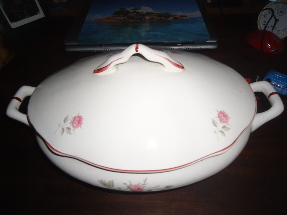 Terrina Antiga em Porcelana