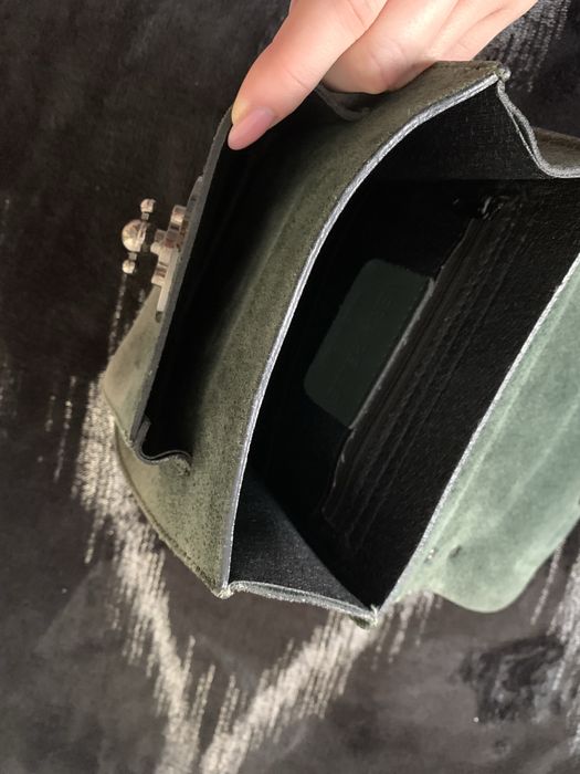 Skórzana torebka na lańcuszku