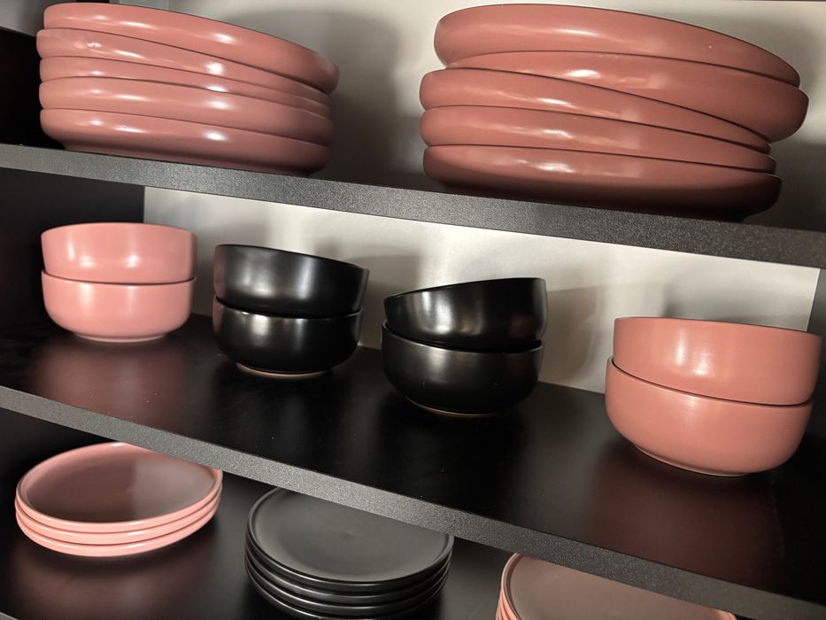 Zastawa czarno-różowa komplet