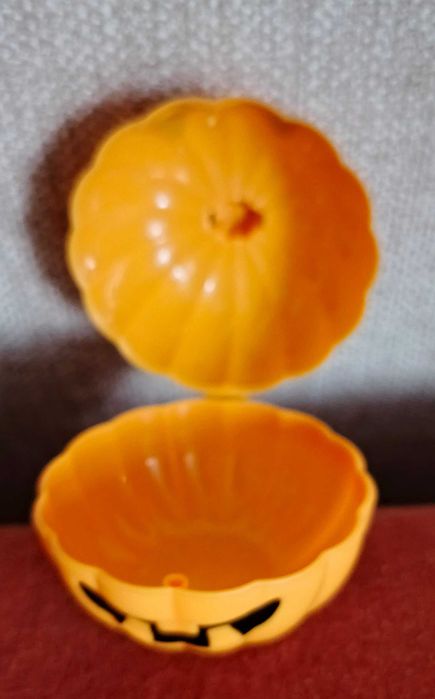 Mały pojemnik z akcentem Halloween .
