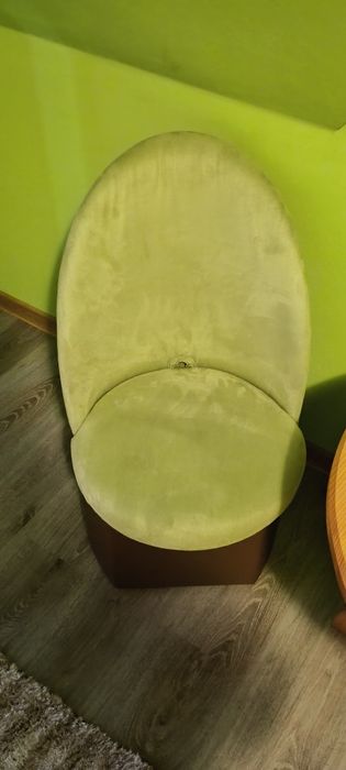 Dwa fotele ze schowkiem w środku