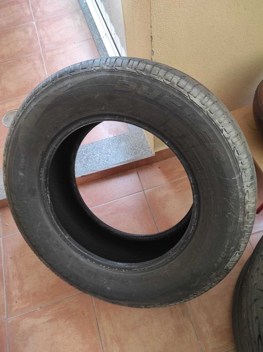 Vendo 2 Pneus Bridgestone 245/65R17 a 40 Euros cada um.
