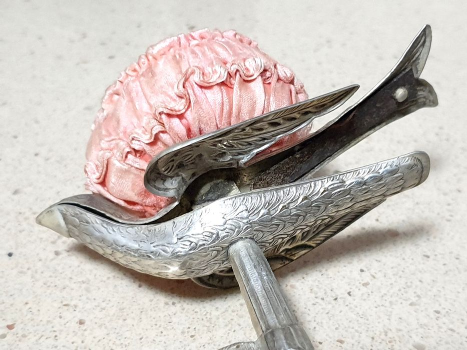 Fantástico acessório de costura Arte Nova com banho em prata