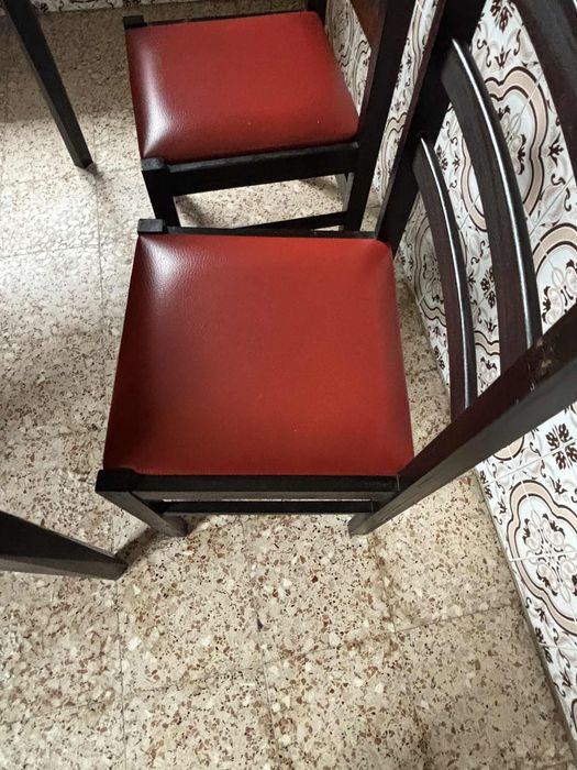 Mesa e cadeiras incluidas