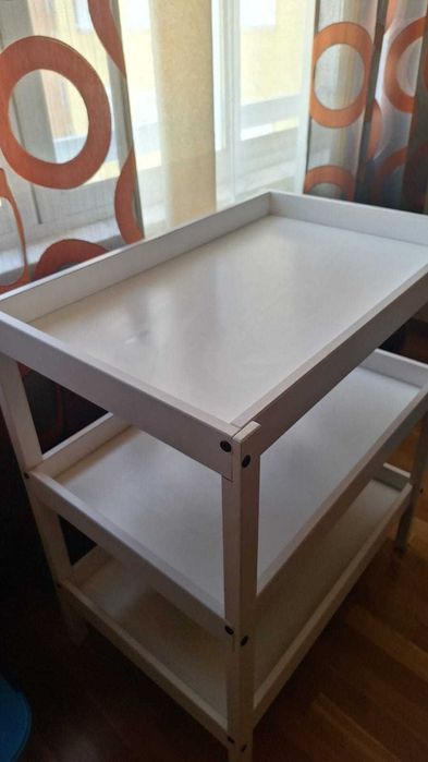Cama de bebé e trocador