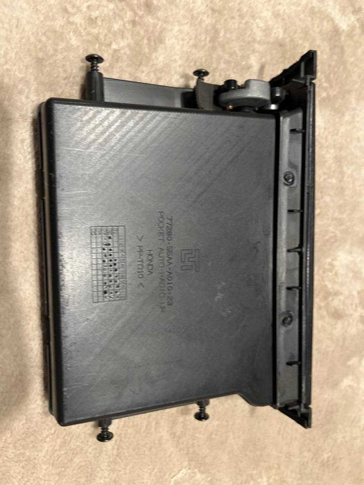 Поличка центральної консолі Honda Civic 7