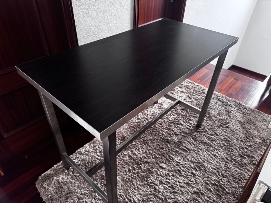 Conjunto de cozinha: Mesa + 2 Cadeira/Banco alto Glenn
