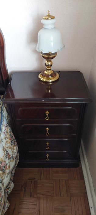 mobília de madeira em muito bom estado de conservação