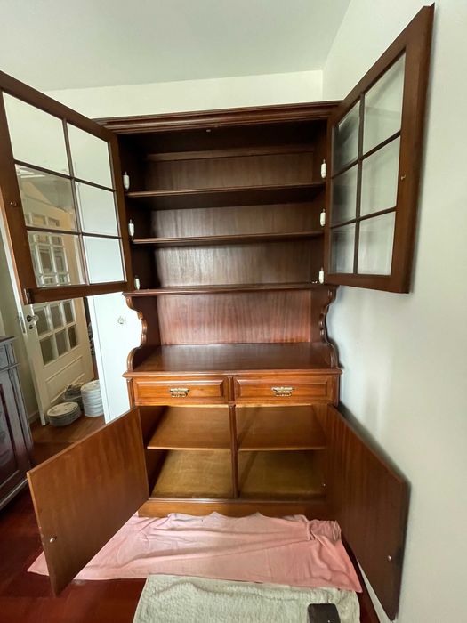 Louceiro em madeira com portas em vidro