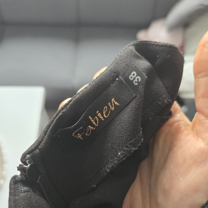 Czarna elegancka rozkloszowana sukienka 38/40