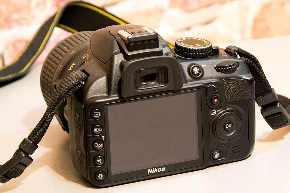 Дзеркальний фотоапарат Nikon D3100 з об’єктивом та сумкою