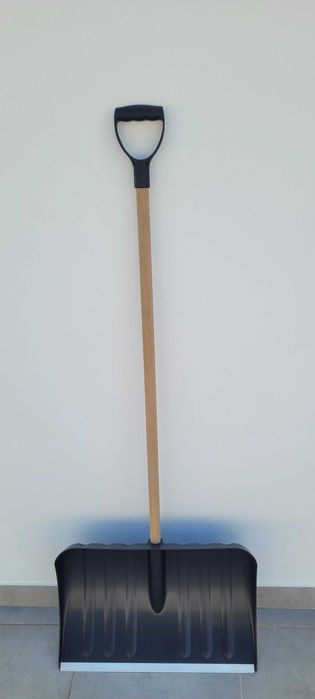 Vendo pá em plástico duro, serve para varias utilizações.