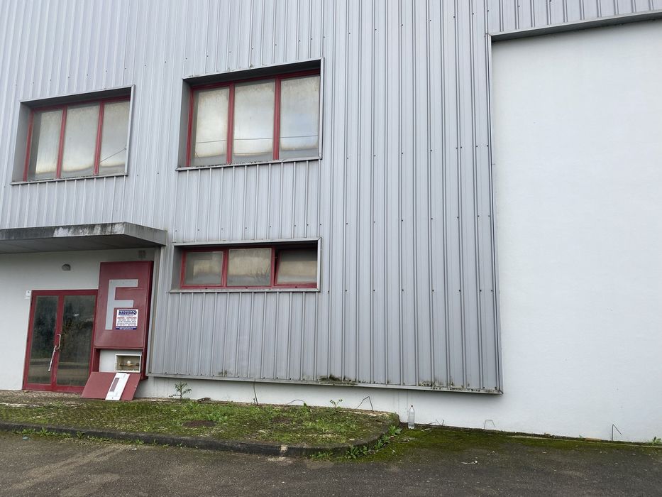 Aluga se armazens e terrenos  samora correia varias areas