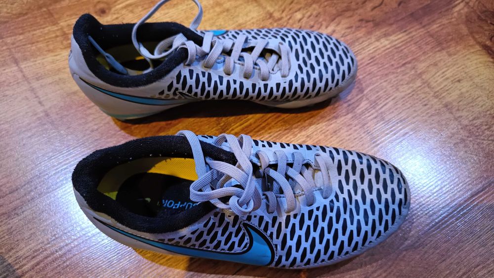 Dwie pary butów dla chłopca sneakersy adidas i korki nike r.36