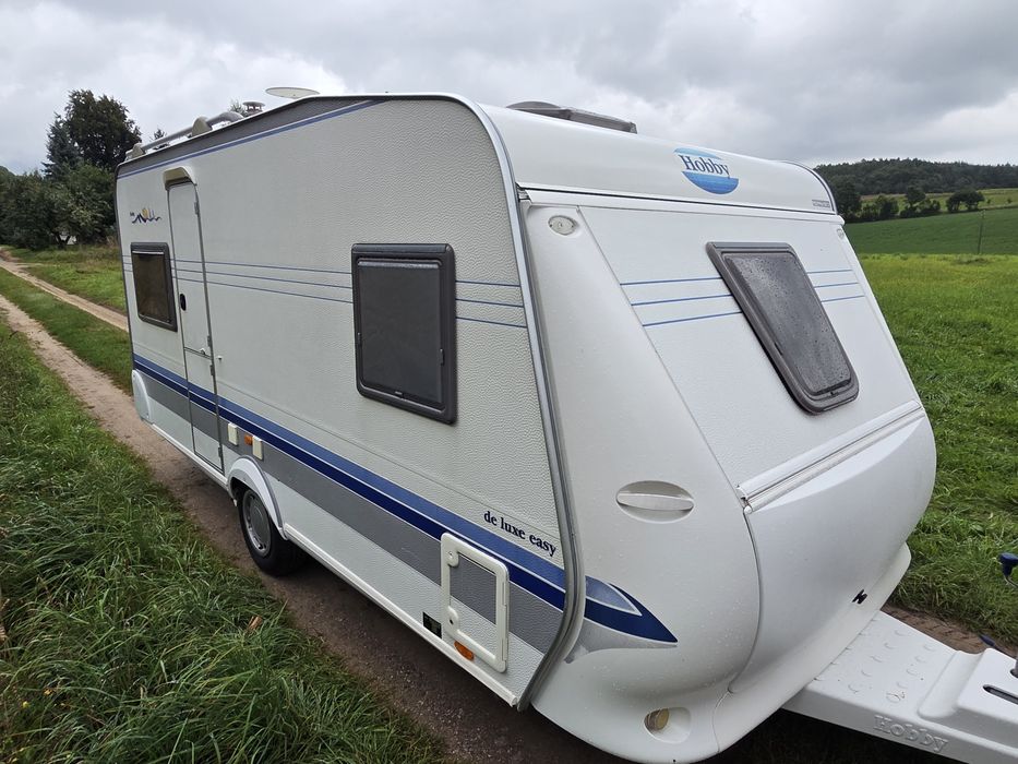 Przyczepa kempingowa HOBBY 460 z napędem oraz przedsionkiem DMC 1300kg