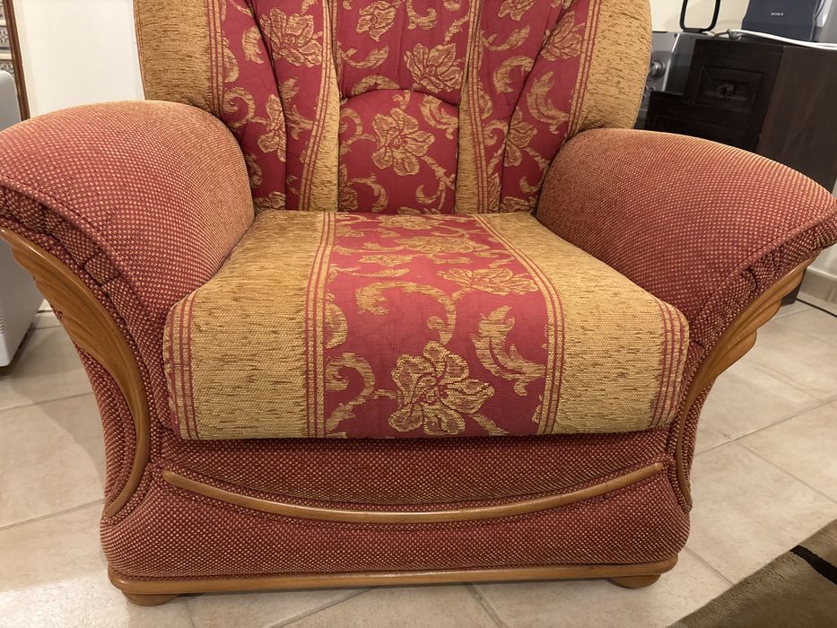 Poltrona em tecido com paineis de madeira. Estrutura perfeita