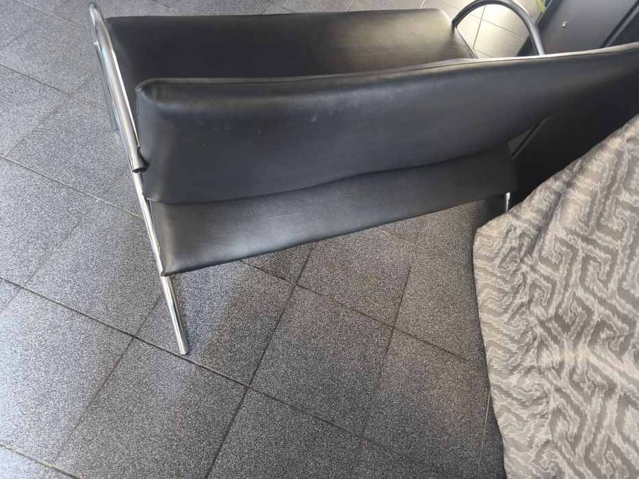 Vendo Sofá  em bom estado cor preta com cromado nos braços