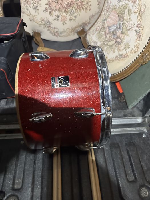 Барабани:великий. 2 томи. 2стійки для тарілок,малий,педаль