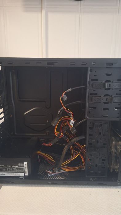 Caixa de computador com fonte e ventoinhas