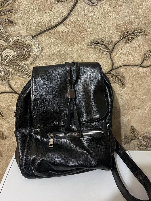 рюкзак чорний…..