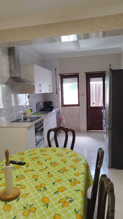 Quarto para arrendar em sítio bem situado