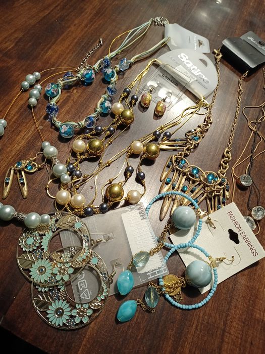 Zestaw biżuterii , odcienie błękitów i złota , naszyjniki