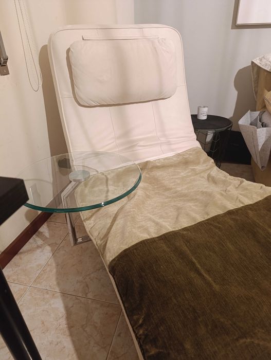Vendo Chaise individual c/ mesa de apoio