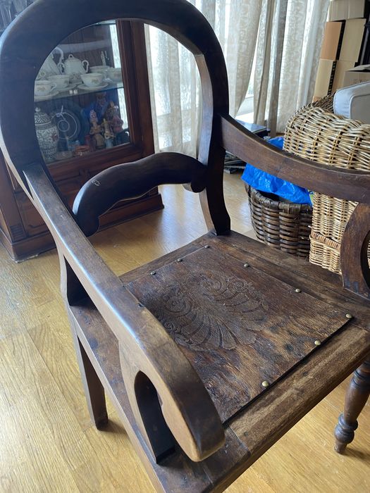 Cadeira Antiga em Madeira Maciça