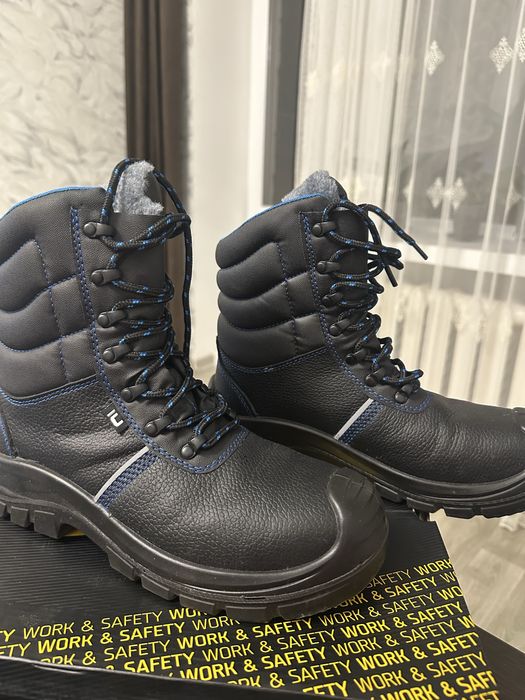 Захисні черевики з металевим підноском.