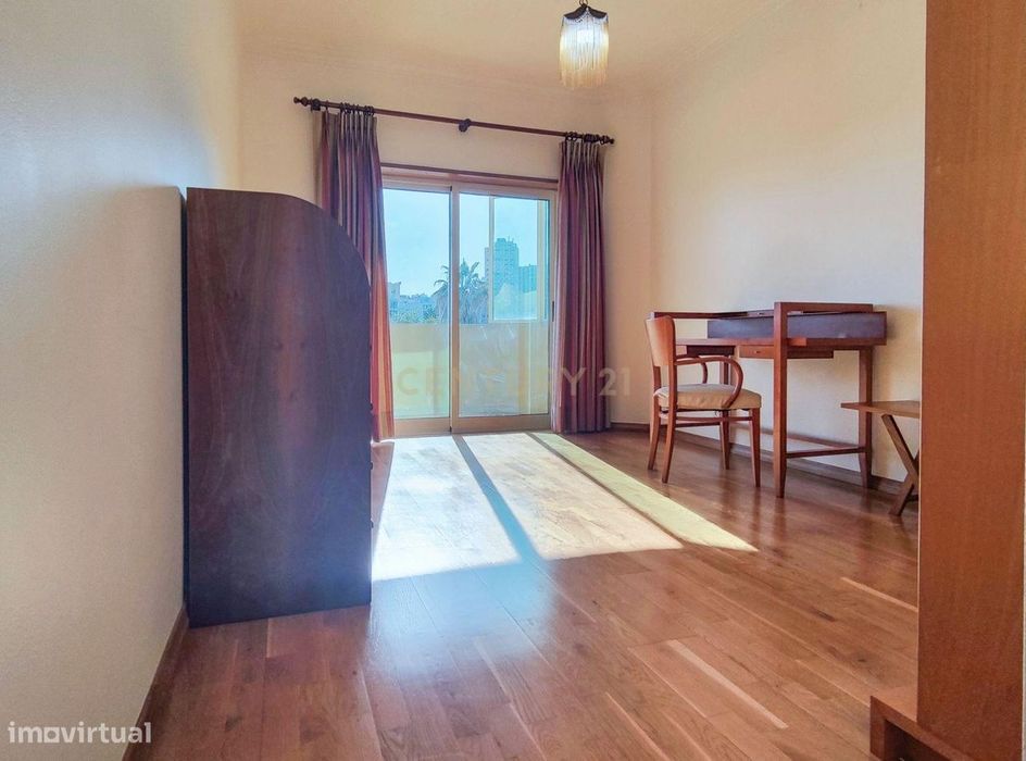 Amplo apartamento de 3 quartos com varandas panorâmicas em Almada, em