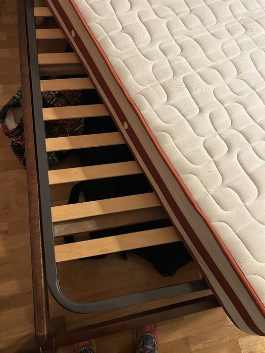 Cama de solteiro + mesa de cabeiceira