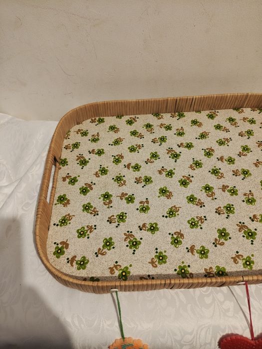 Piękna stara rattanowa taca