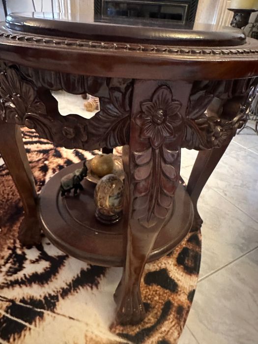 Mesa trabalhada em pau santo