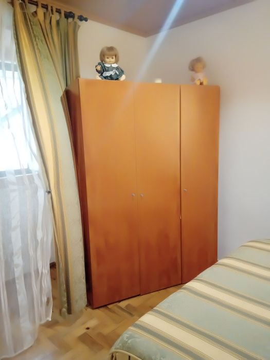 Cama de ferro, 2 roupeiros ,camiseiro e cama de madeira