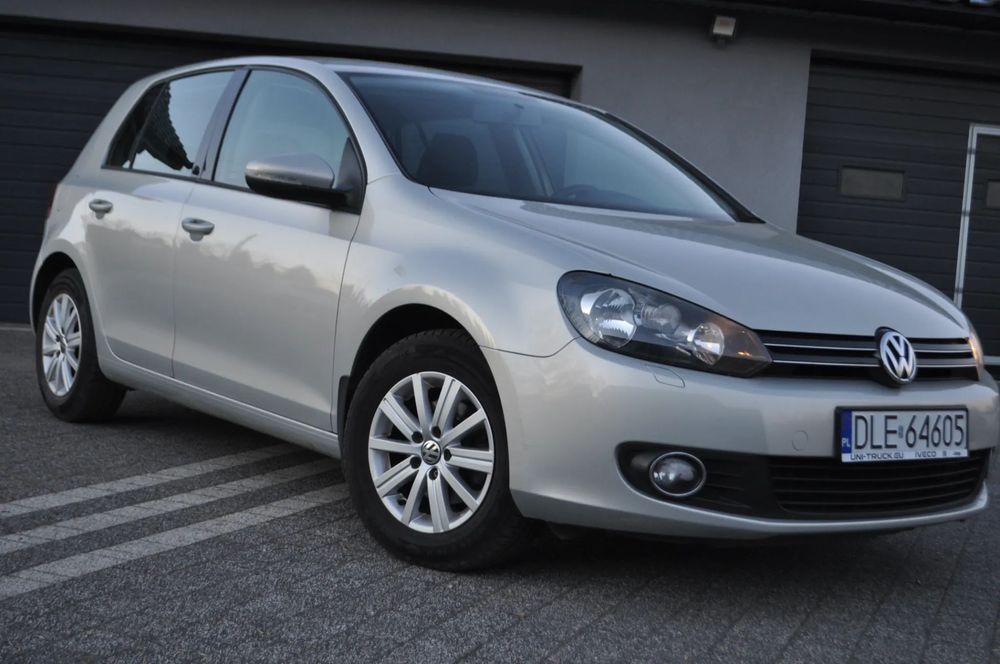 Volkswagen Golf multi tempomat kubełkowe podgrzewane fotele PDC alufelgi klima podłoki