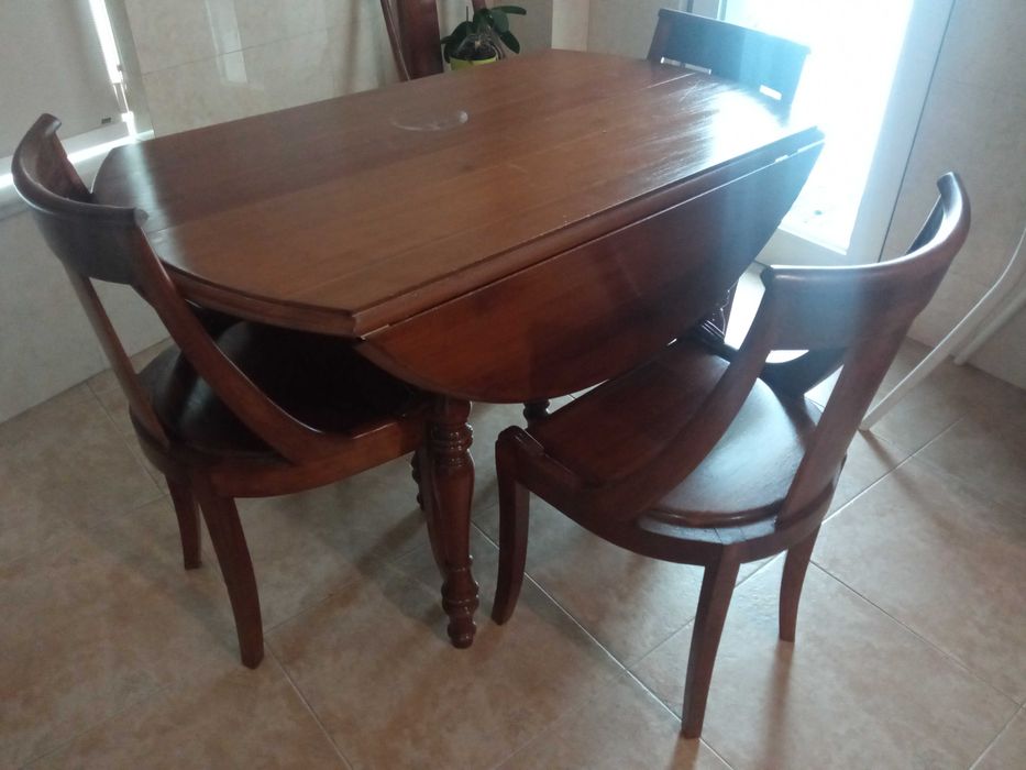 Mesa redonda extensivel com capacidade para 8 cadeiras. Apenas mesa.