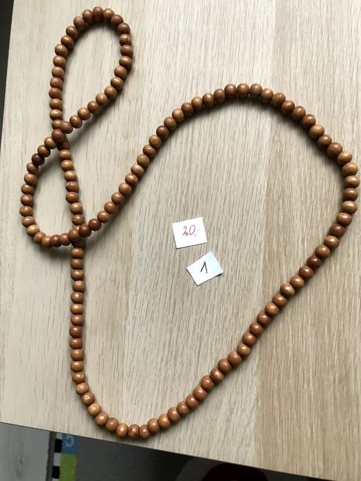 Naszyjniki z drewnianych elementów