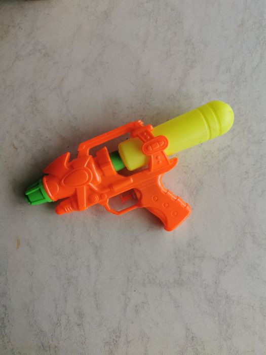 Продам водяний пістолет дитячий