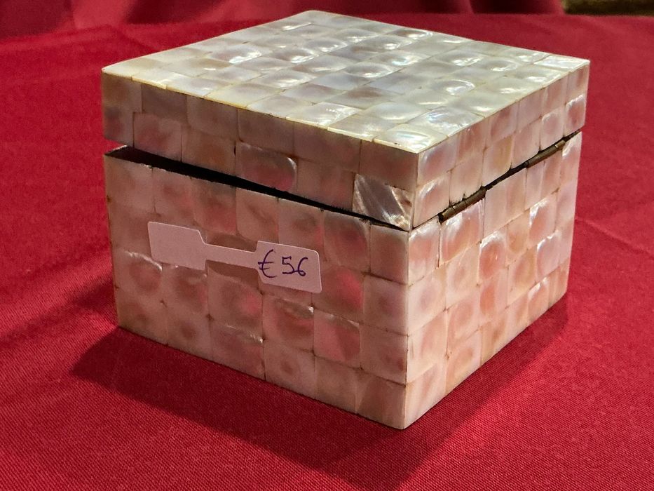 Caixa joias forrada madre pérola com 10x10x8 cm. Anúncios abaixo